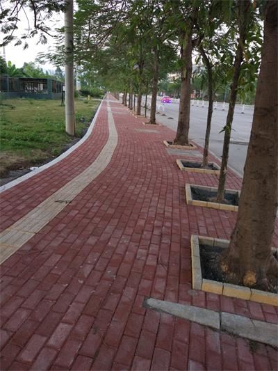 怎樣預(yù)防彩色路面磚在使用中出現(xiàn)問題？